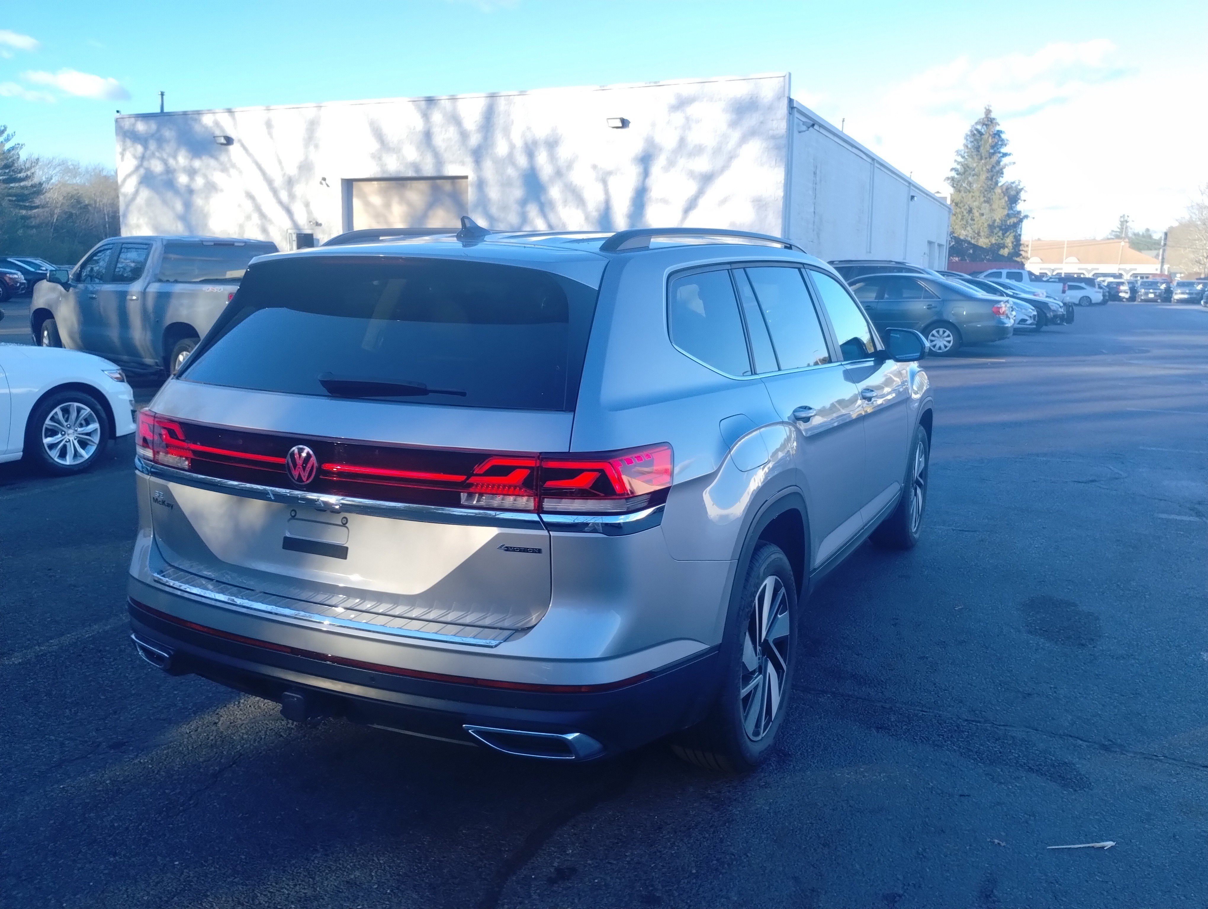 Used 2024 Volkswagen Atlas SE image 3