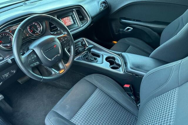 Used 2016 Dodge Challenger SXT image 10