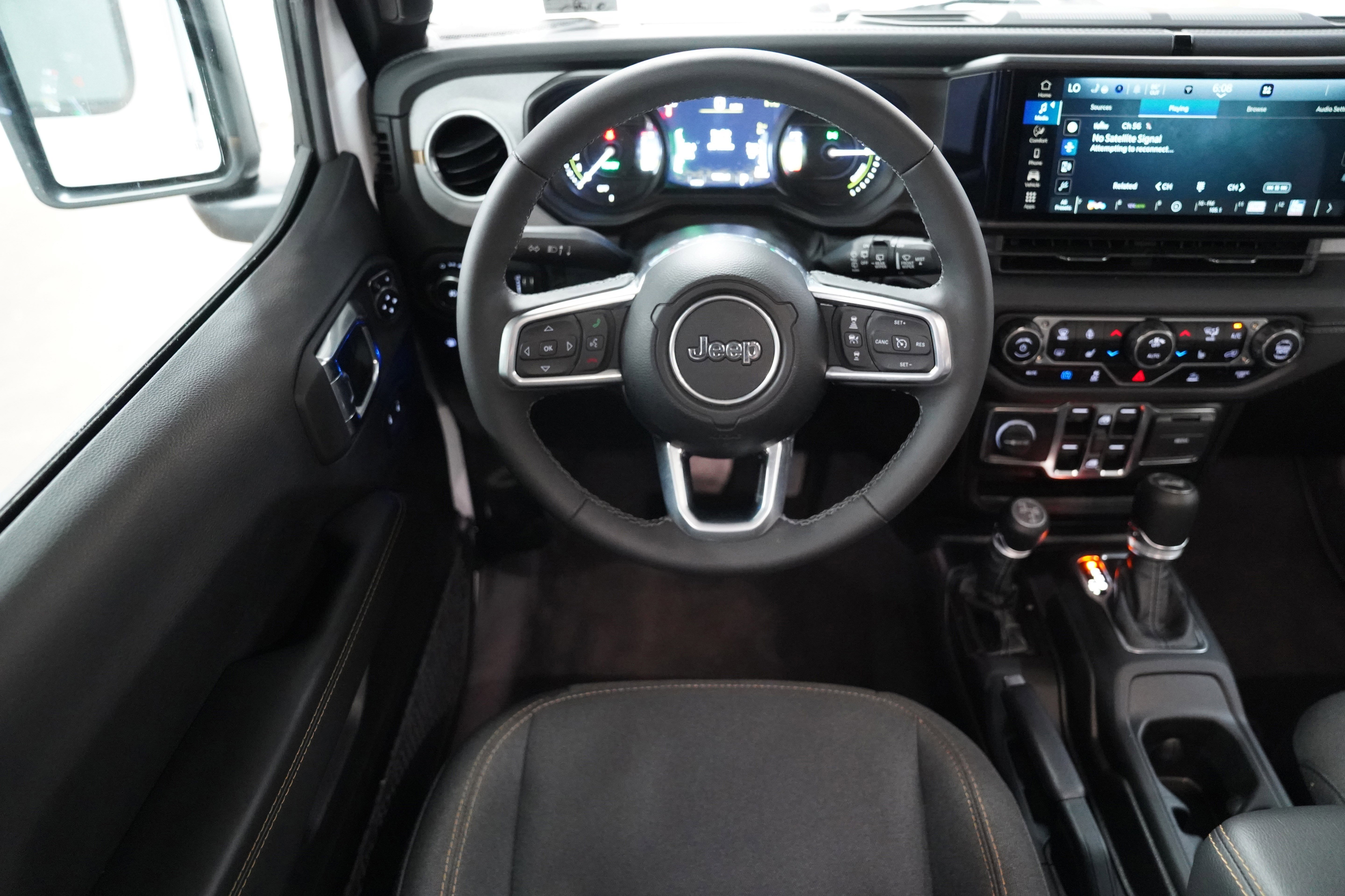 Used 2025 Jeep Wrangler Sahara AWD/4WD image 12
