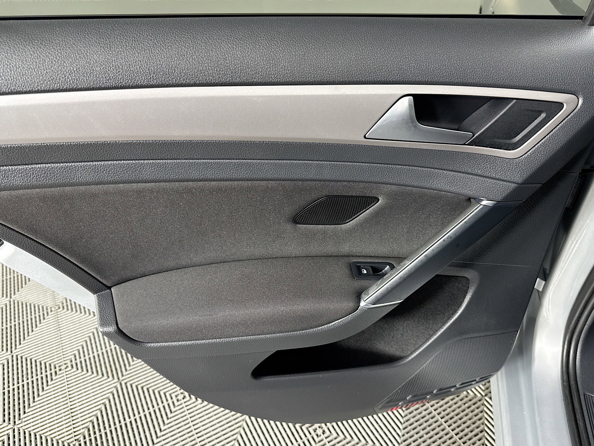 Used 2016 Volkswagen e-Golf SE w/ DC Fast Charging Package image 23