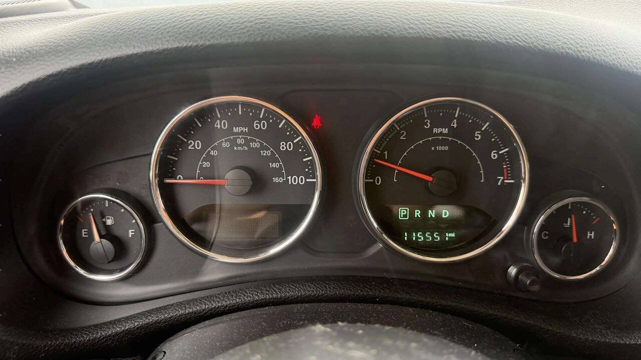 Used 2015 Jeep Wrangler Unlimited Sahara w/ Connectivity Group AWD/4WD image 18