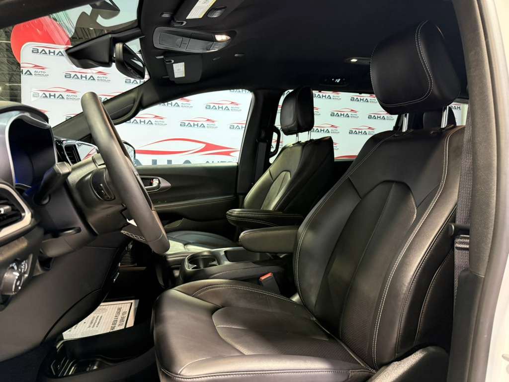 Used 2025 Chrysler Pacifica Select image 27
