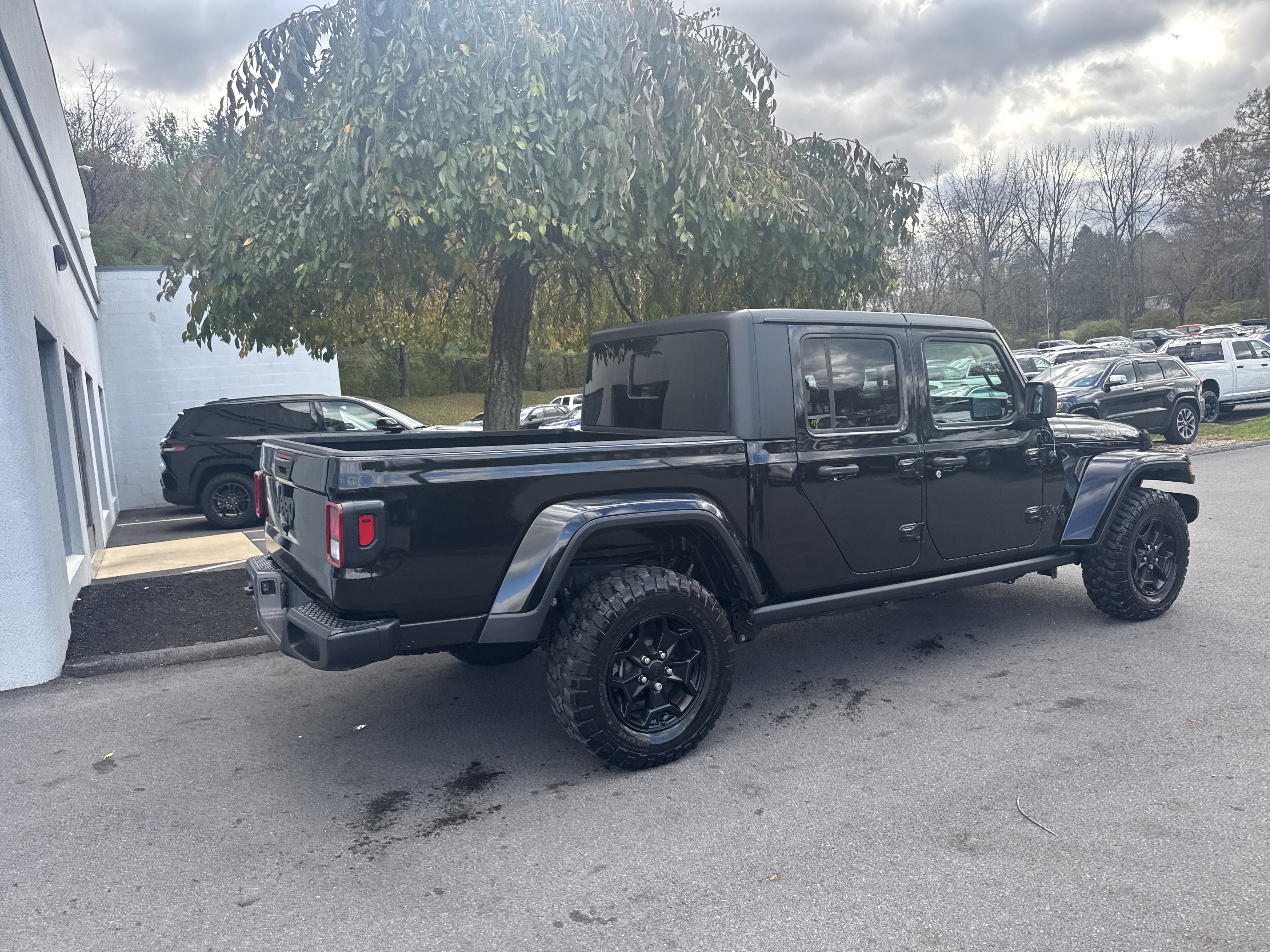 Used 2022 Jeep Gladiator Willys image 3