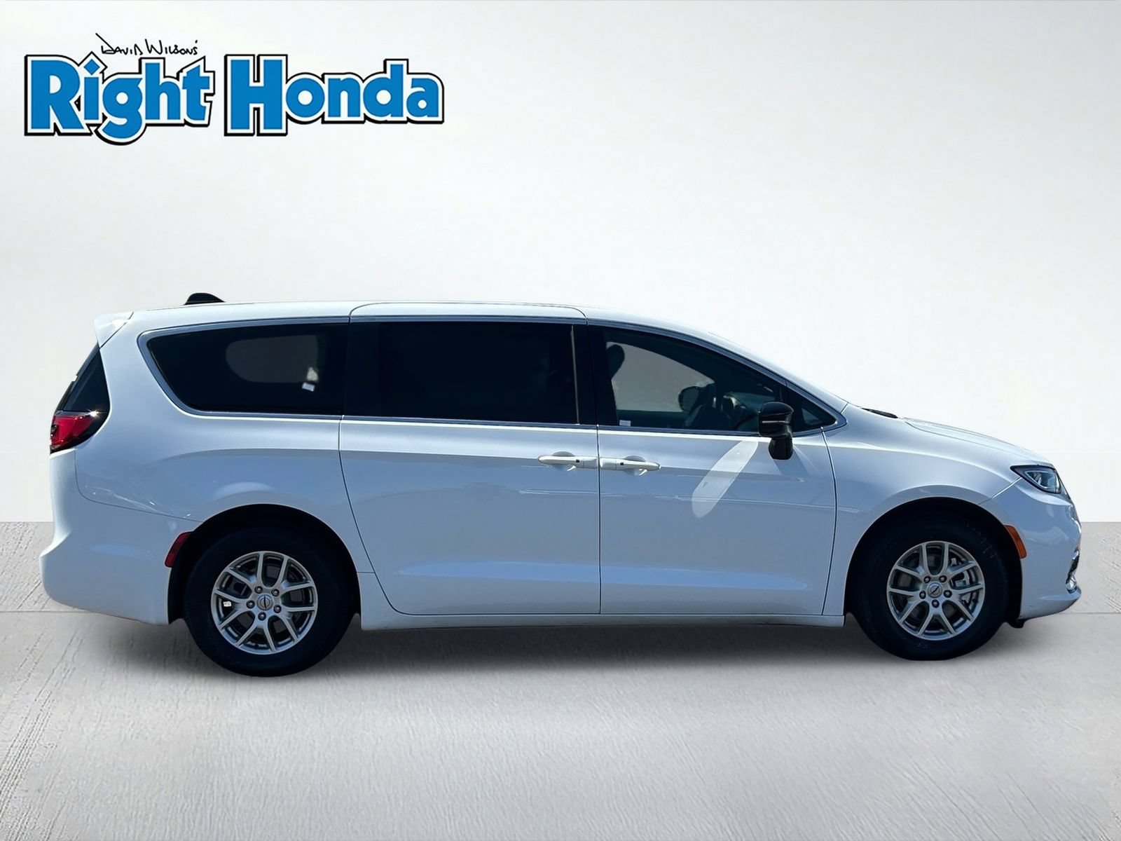 Used 2025 Chrysler Pacifica Select FWD image 7
