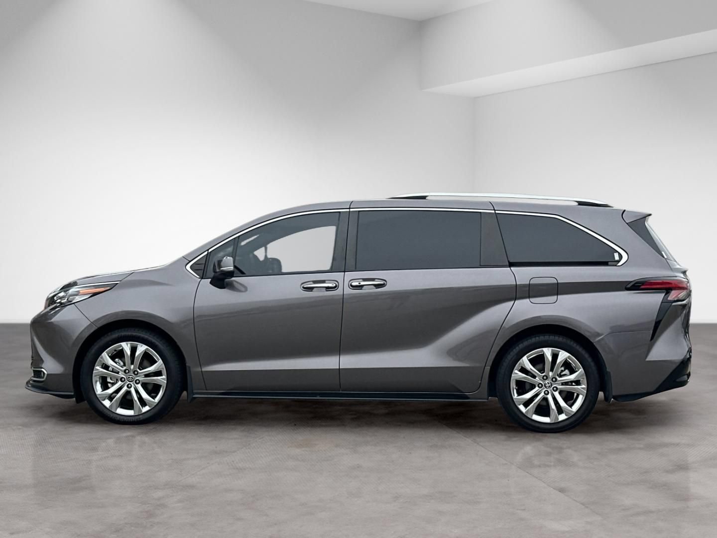 Used 2023 Toyota Sienna Platinum FWD image 3