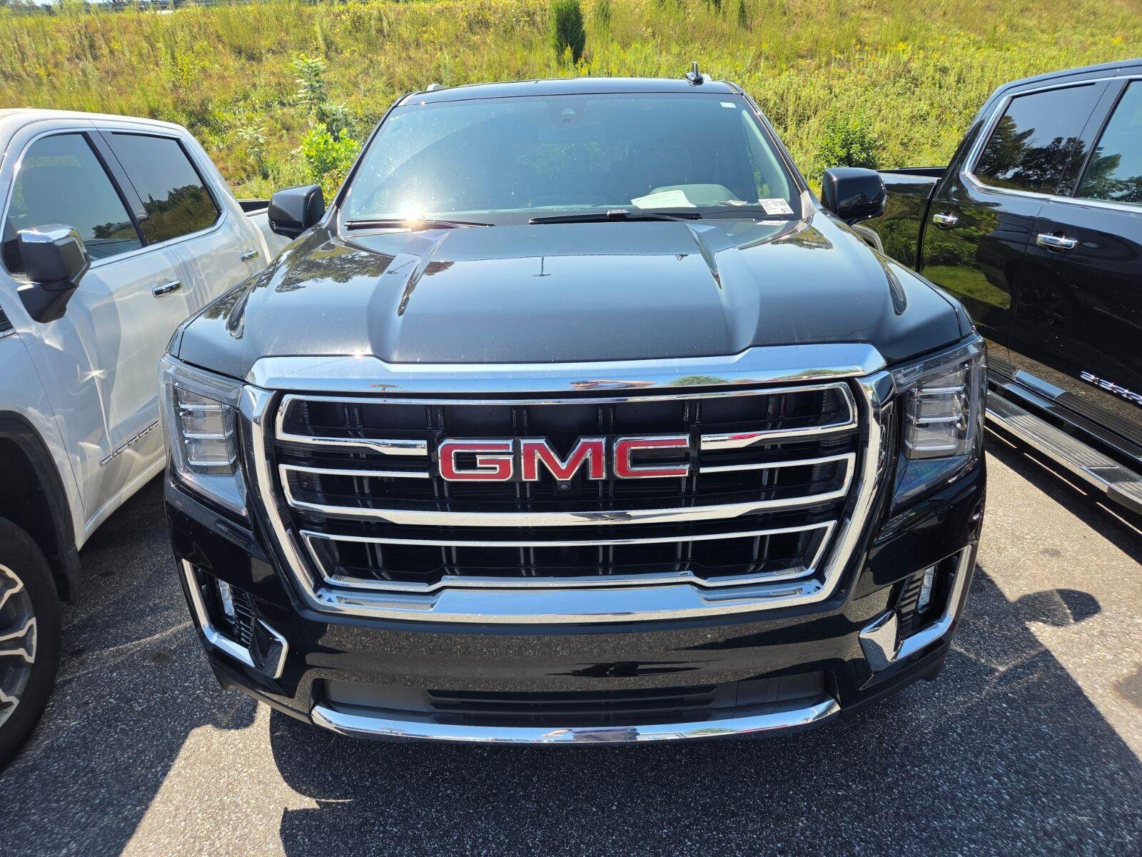 Used 2021 GMC Yukon SLT w/ SLT Premium Package AWD/4WD image 2