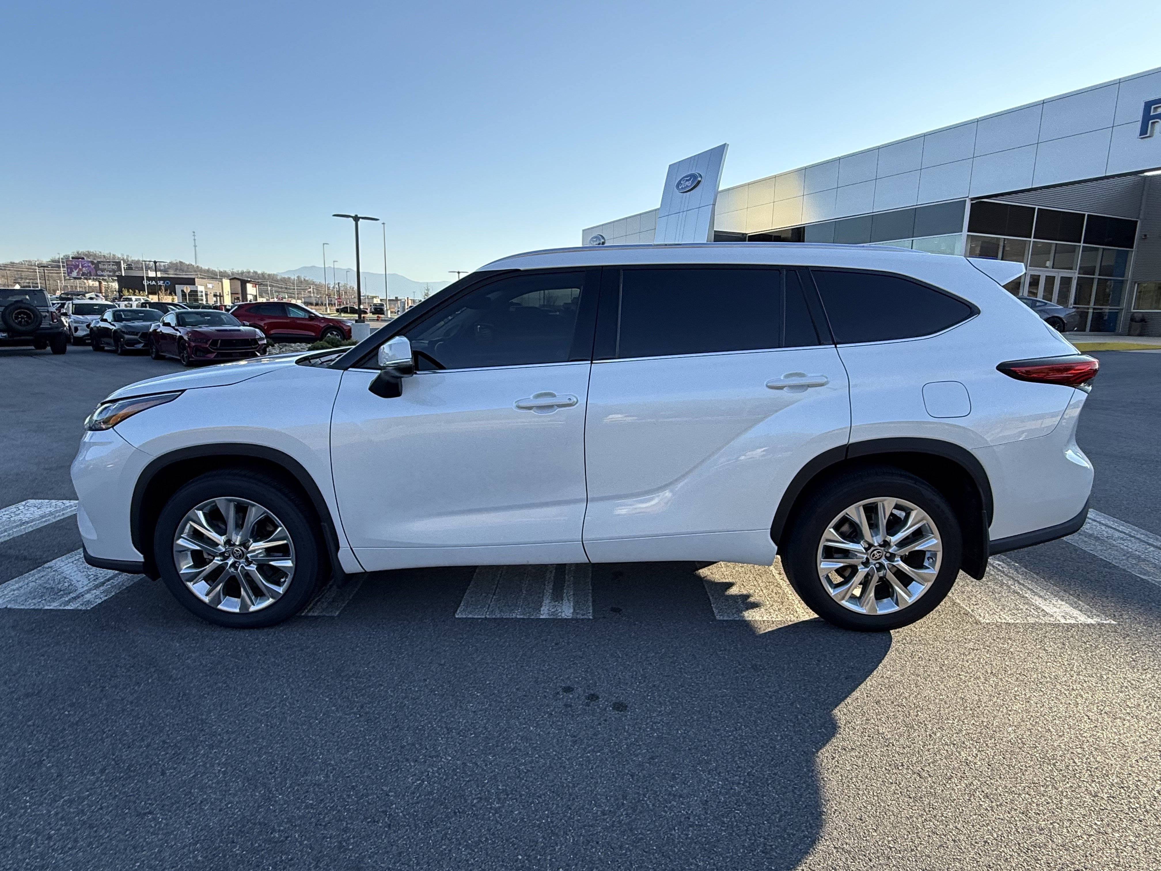 Used 2022 Toyota Highlander Limited image 8