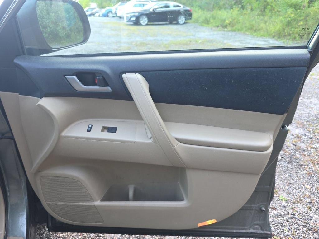 Used 2013 Toyota Highlander Plus AWD/4WD image 21