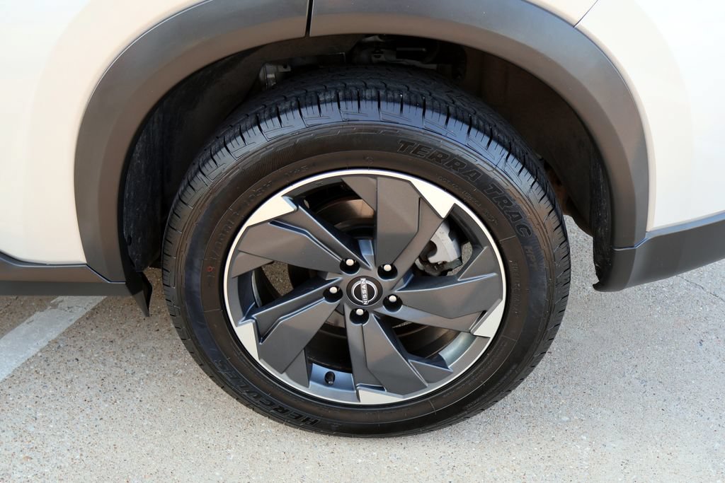 Certified 2025 Nissan Rogue SV AWD/4WD image 10