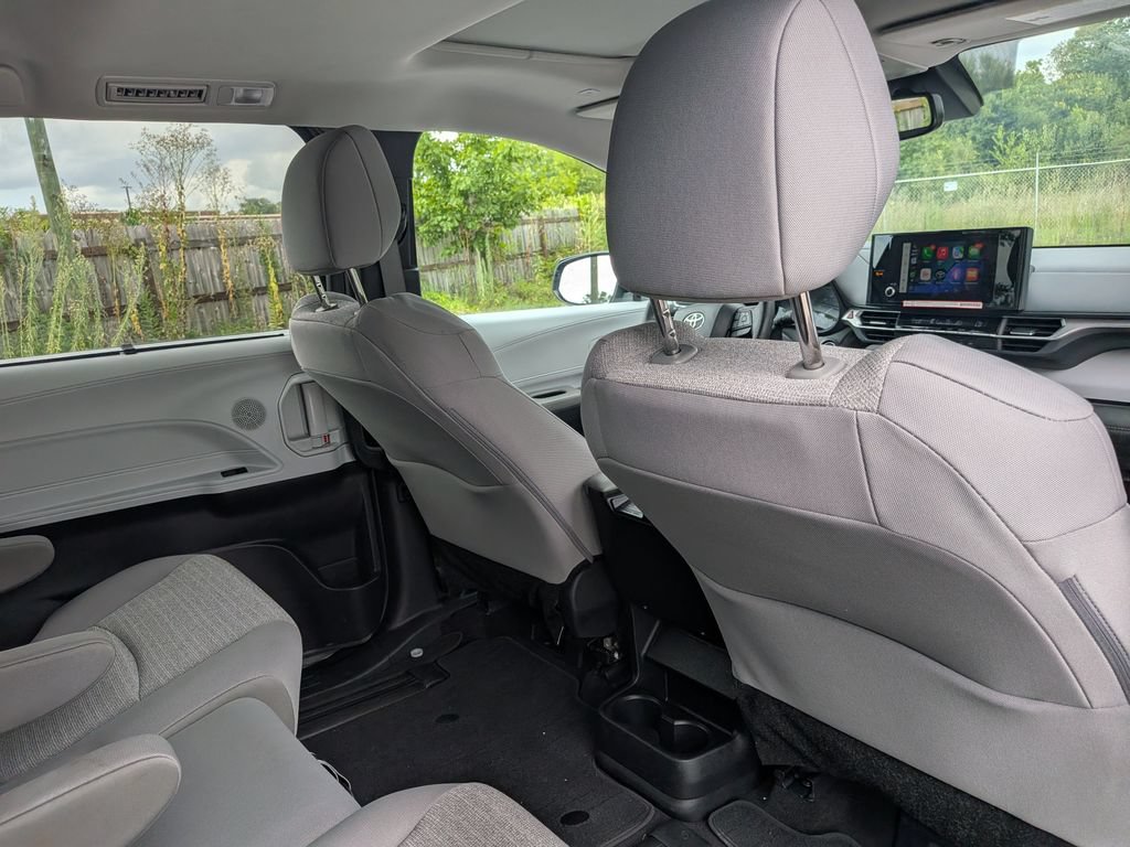 Used 2025 Toyota Sienna LE w/ LE Plus Package FWD image 26