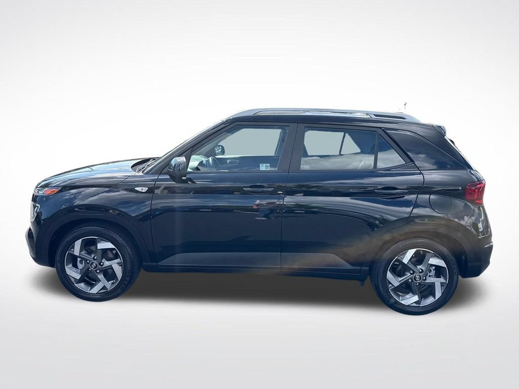 Used 2024 Hyundai Venue SEL FWD image 2