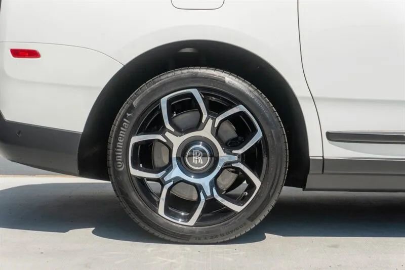 Used 2024 Rolls-Royce Cullinan Black Badge image 48