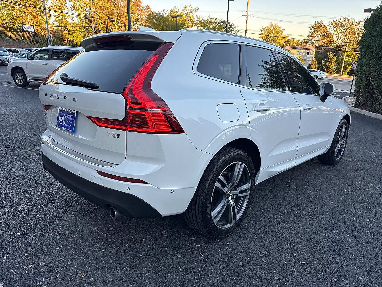 Used 2019 Volvo XC60 T5 Momentum w/ Multimedia Package AWD/4WD image 5
