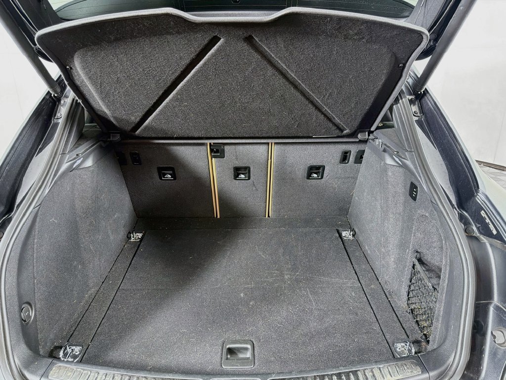 Certified 2023 Porsche Macan S AWD/4WD image 28