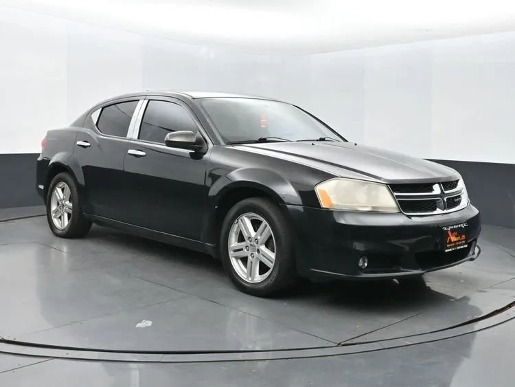 Used 2013 Dodge Avenger SXT image 2