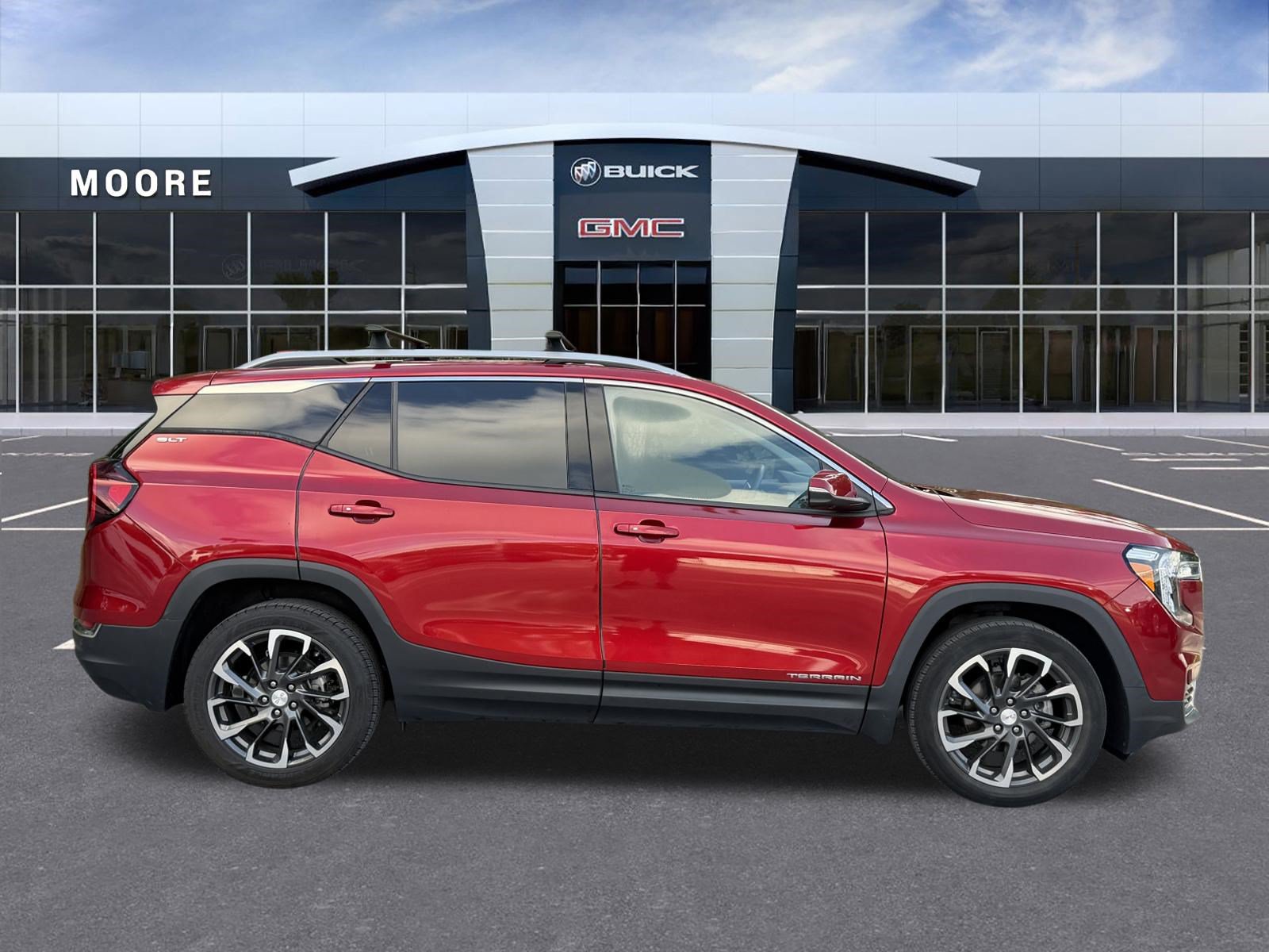 Used 2022 GMC Terrain SLT w/ Tech Package FWD image 2