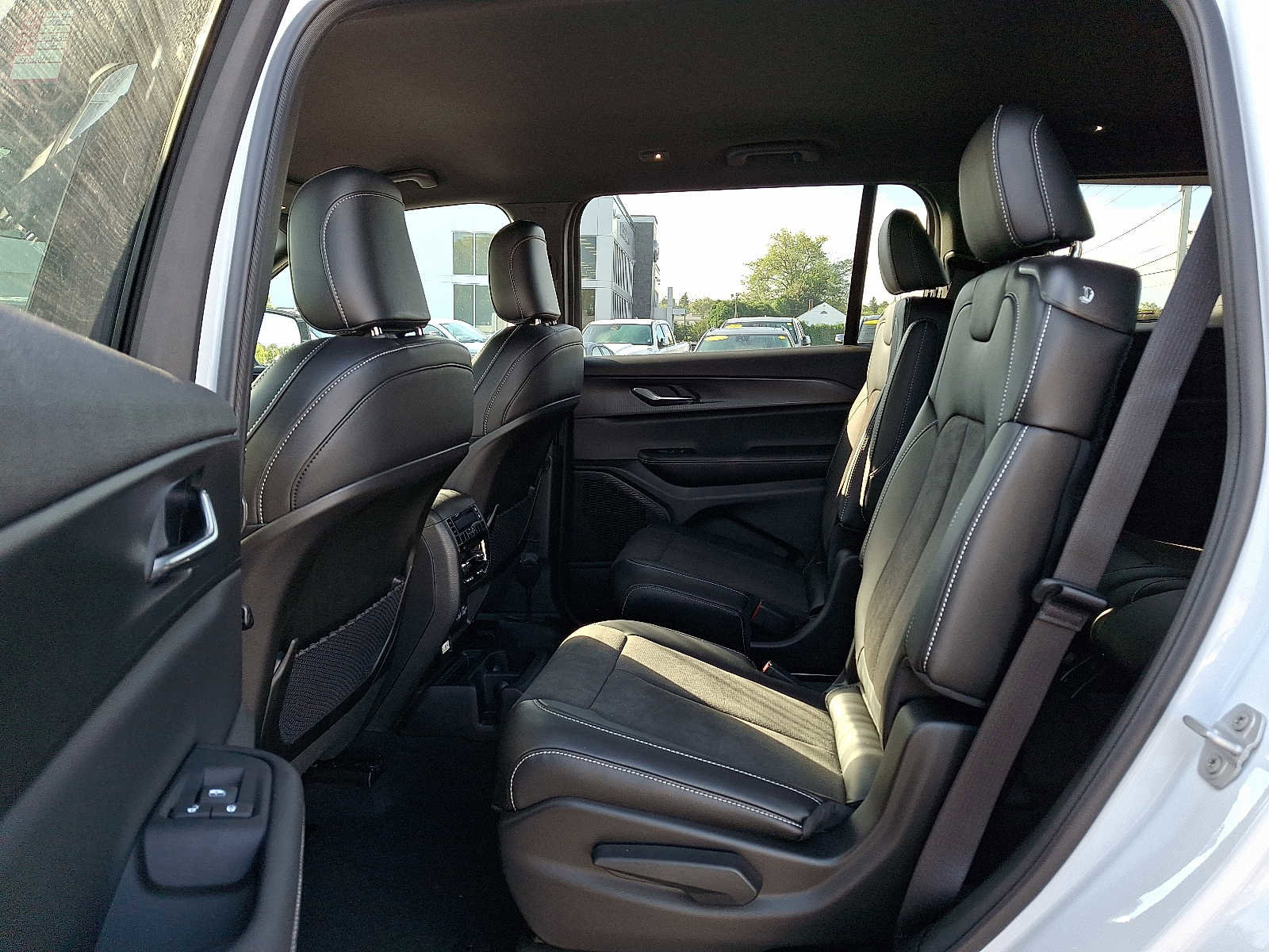 New 2025 Jeep Grand Cherokee L Laredo image 6