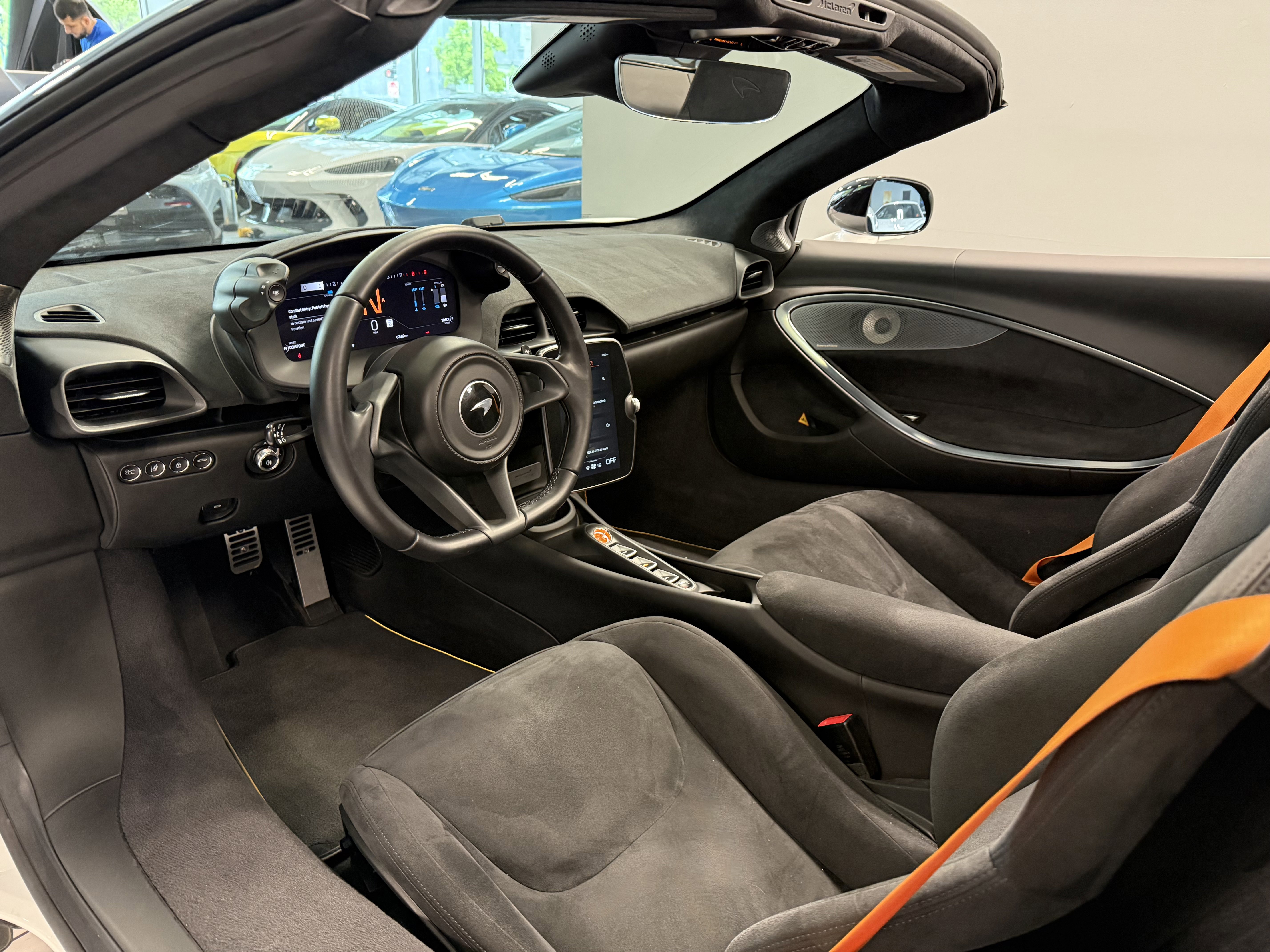 Used 2025 McLaren Artura Spider RWD image 13