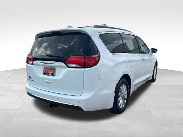 Used 2017 Chrysler Pacifica Touring-L FWD image 6
