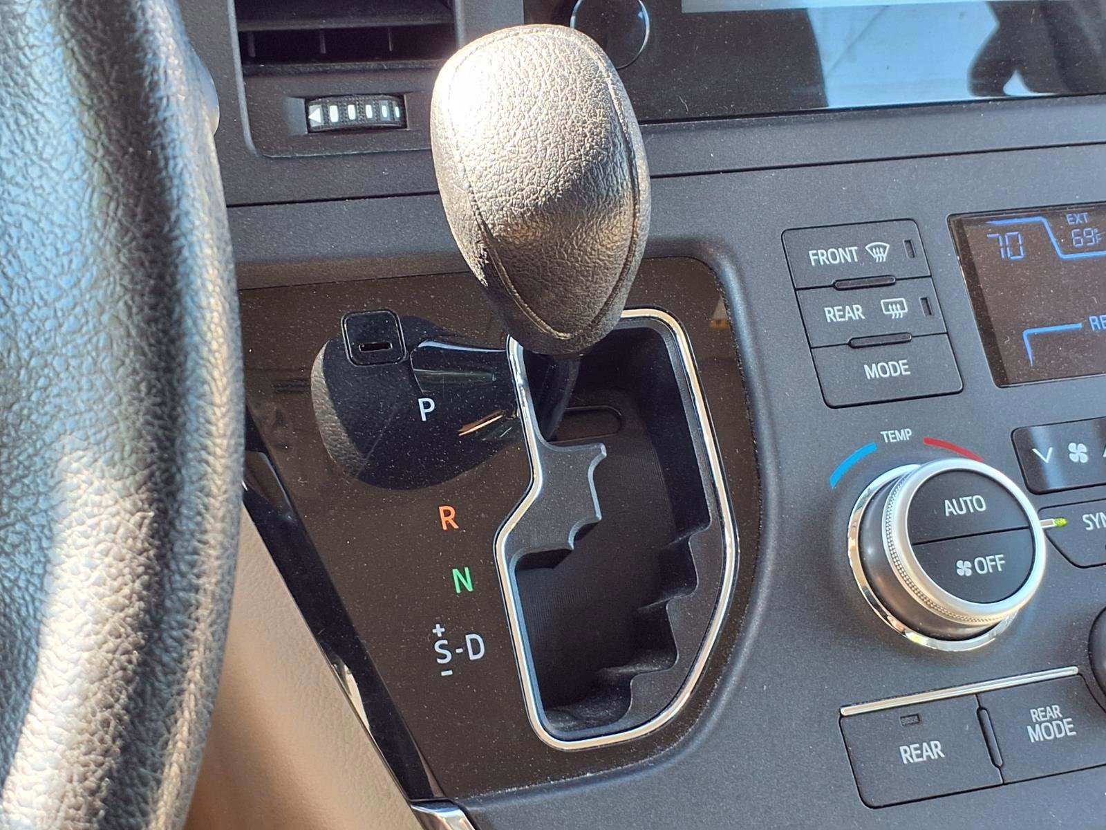 Used 2017 Toyota Sienna L FWD image 10