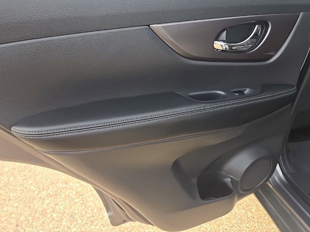 Used 2015 Nissan Rogue SV AWD/4WD image 29