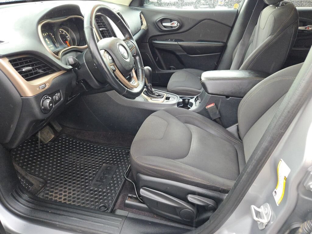 Used 2016 Jeep Cherokee Latitude w/ Cold Weather Group AWD/4WD image 26