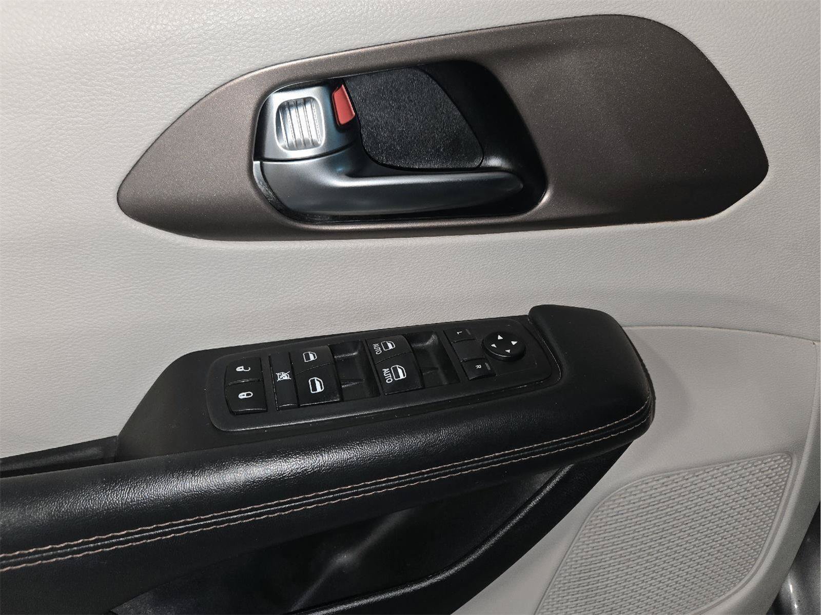 Used 2019 Chrysler Pacifica L FWD image 16