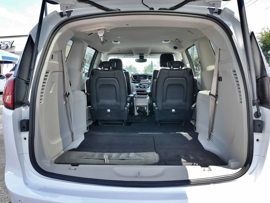 Used 2019 Chrysler Pacifica Touring-L FWD image 16