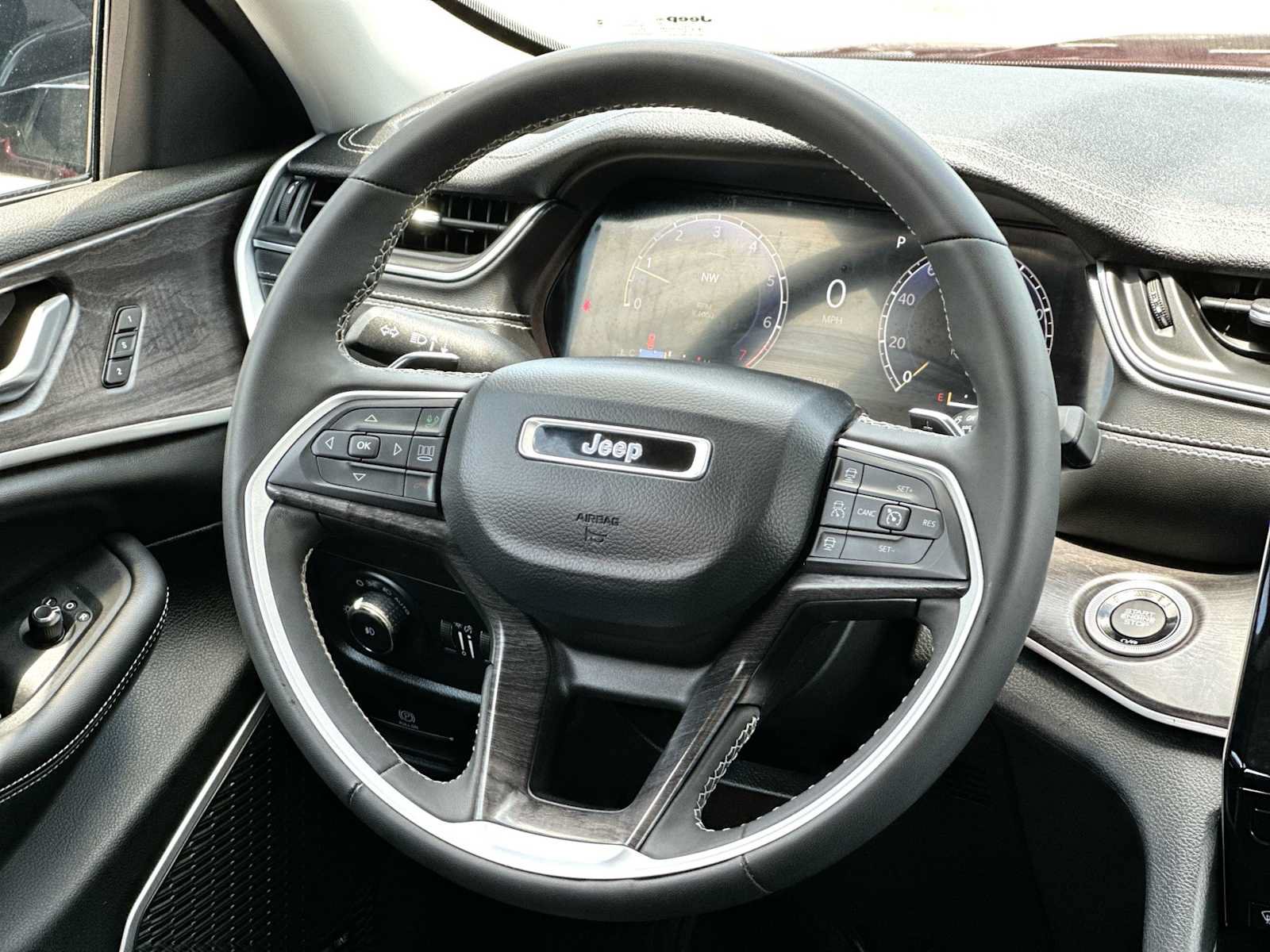 Used 2023 Jeep Grand Cherokee Limited w/ Luxury Tech Group II AWD/4WD image 27