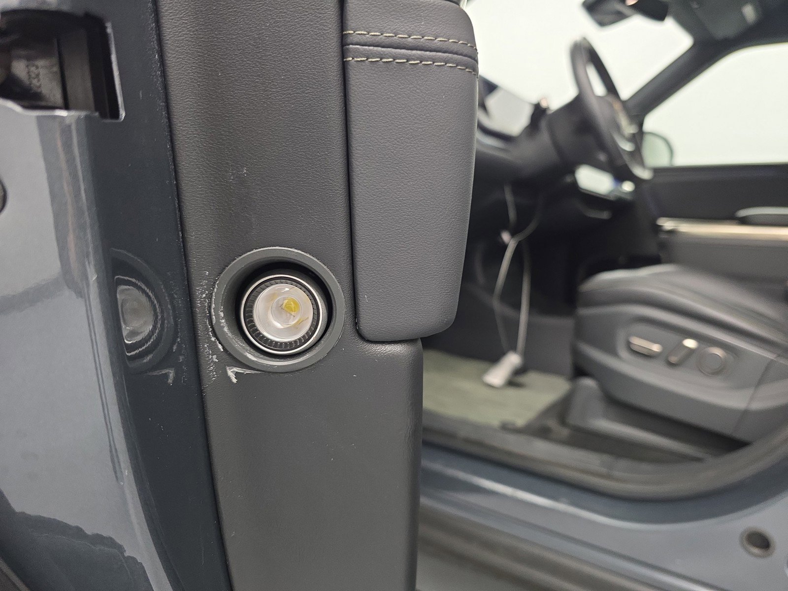 Used 2022 Rivian R1T Adventure image 30