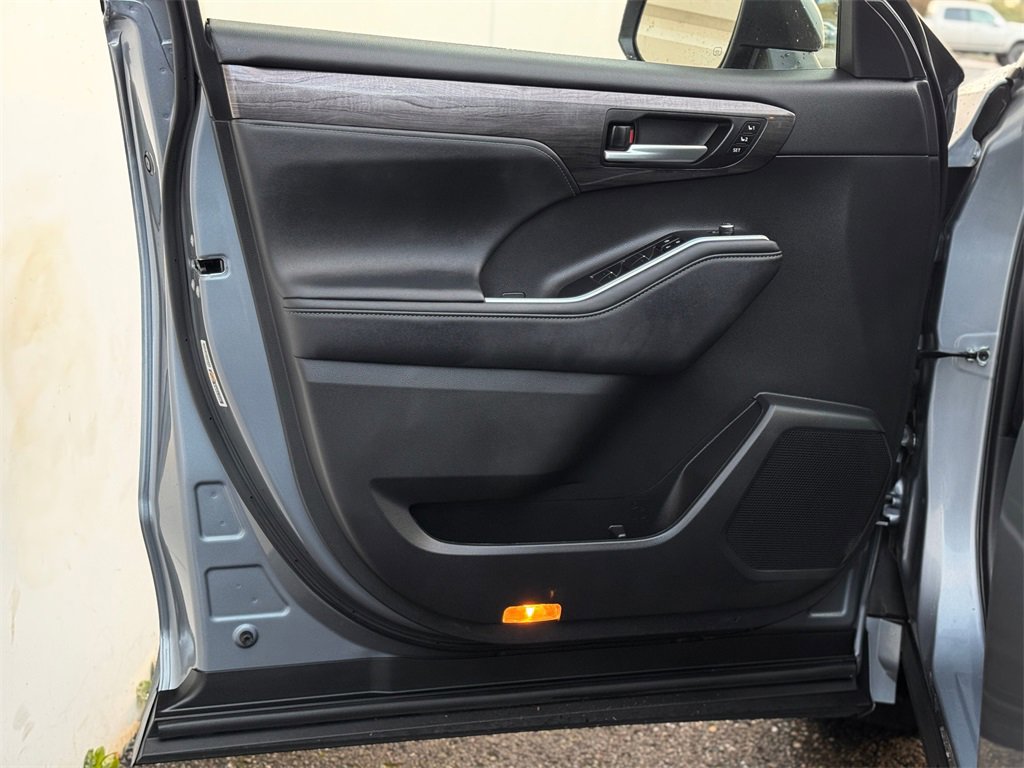 Used 2023 Toyota Highlander Platinum image 10