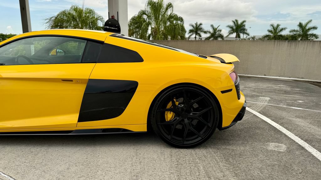 Used 2021 Audi R8 V10 w/ Premium Package RWD image 9