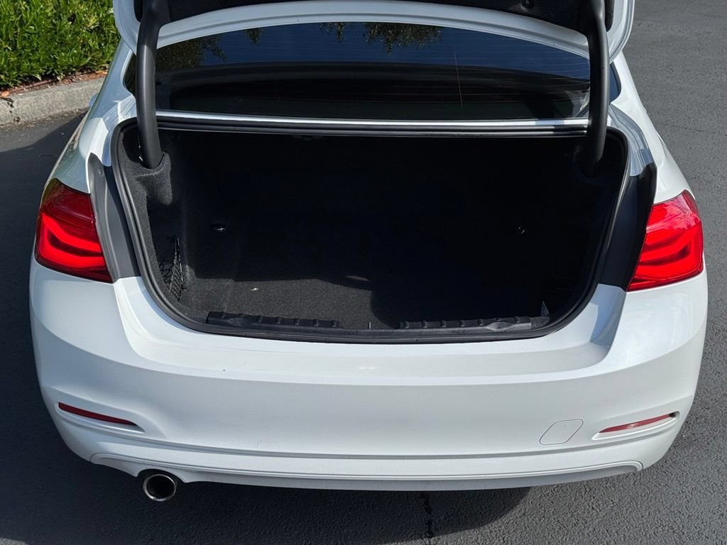 Used 2018 BMW 320i xDrive Sedan w/ Premium Package AWD/4WD image 33