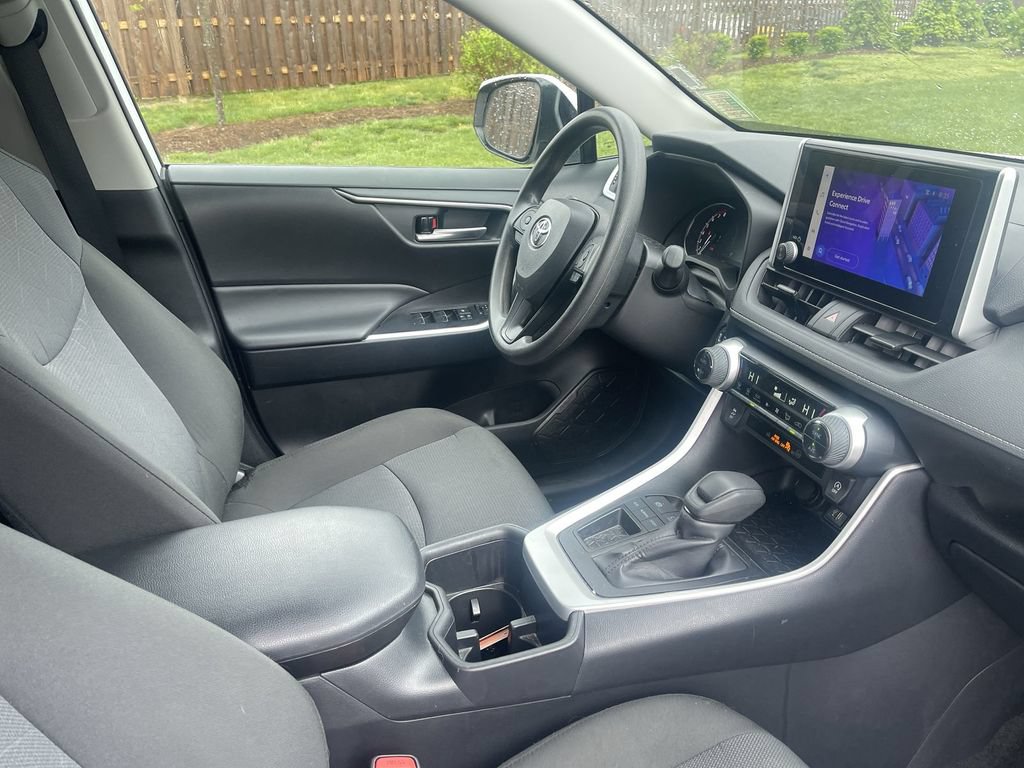 Used 2025 Toyota RAV4 XLE FWD image 37