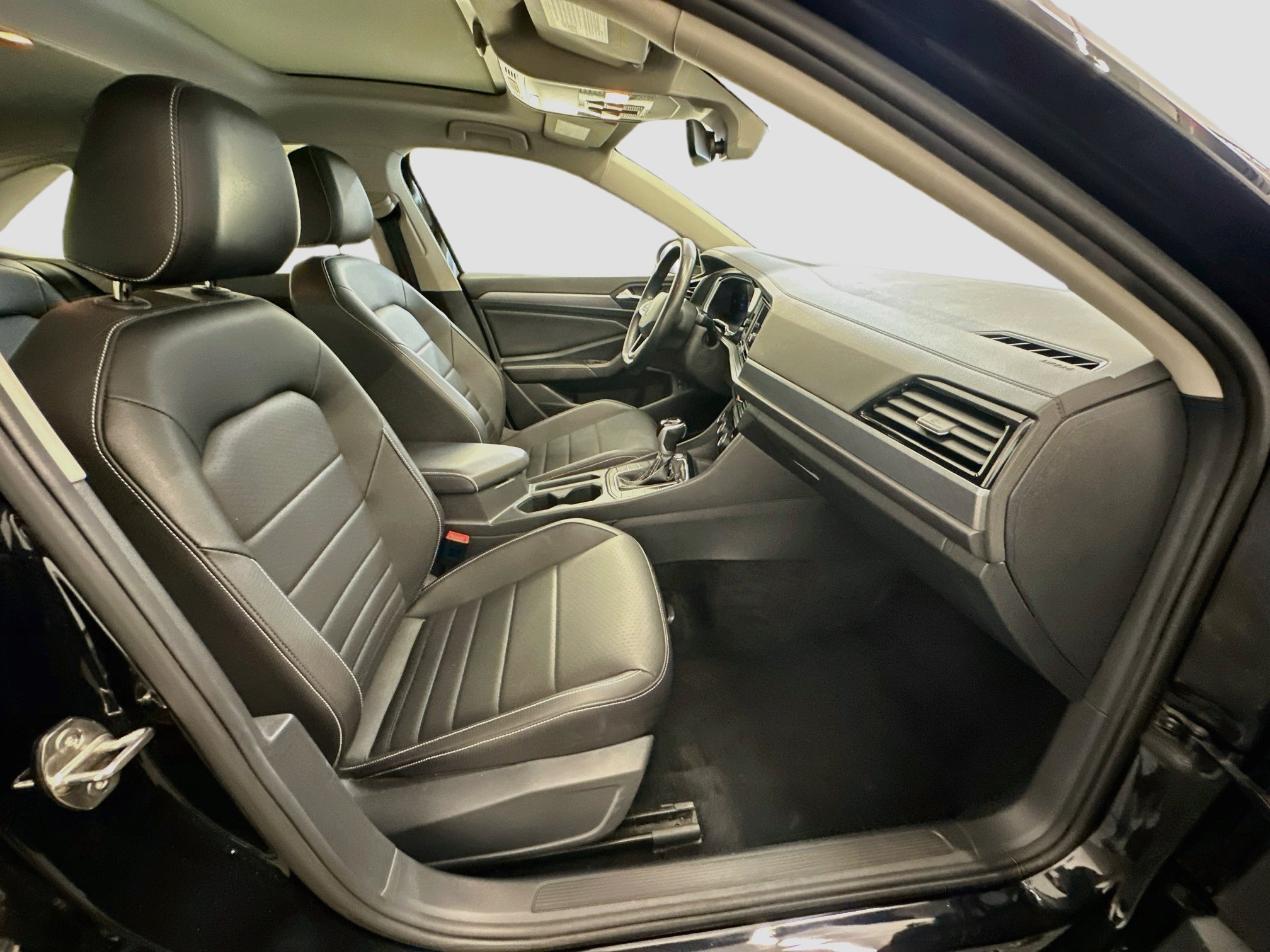 Used 2024 Volkswagen Jetta SE FWD image 32