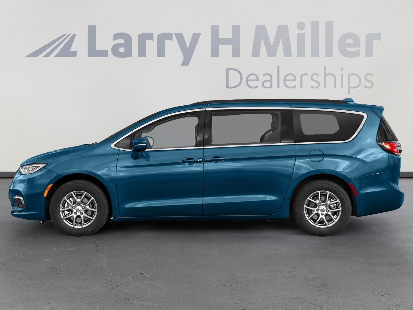 Used 2022 Chrysler Pacifica Touring-L w/ Uconnect Theater Family Group FWD image 3