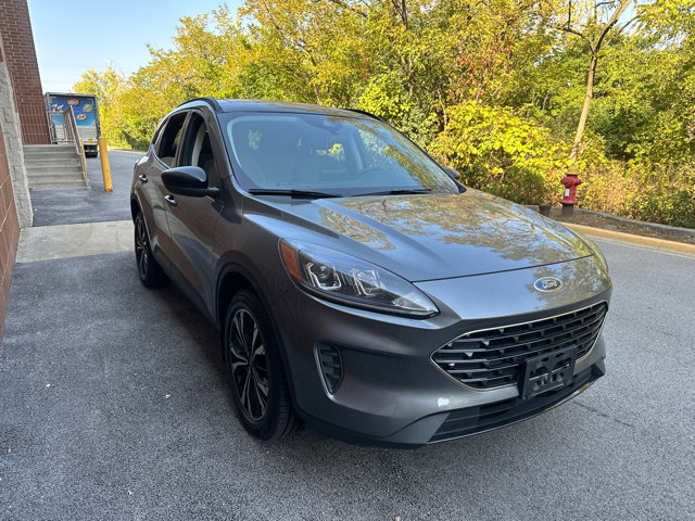 Used 2022 Ford Escape SE w/ SE Sport Appearance Package image 9