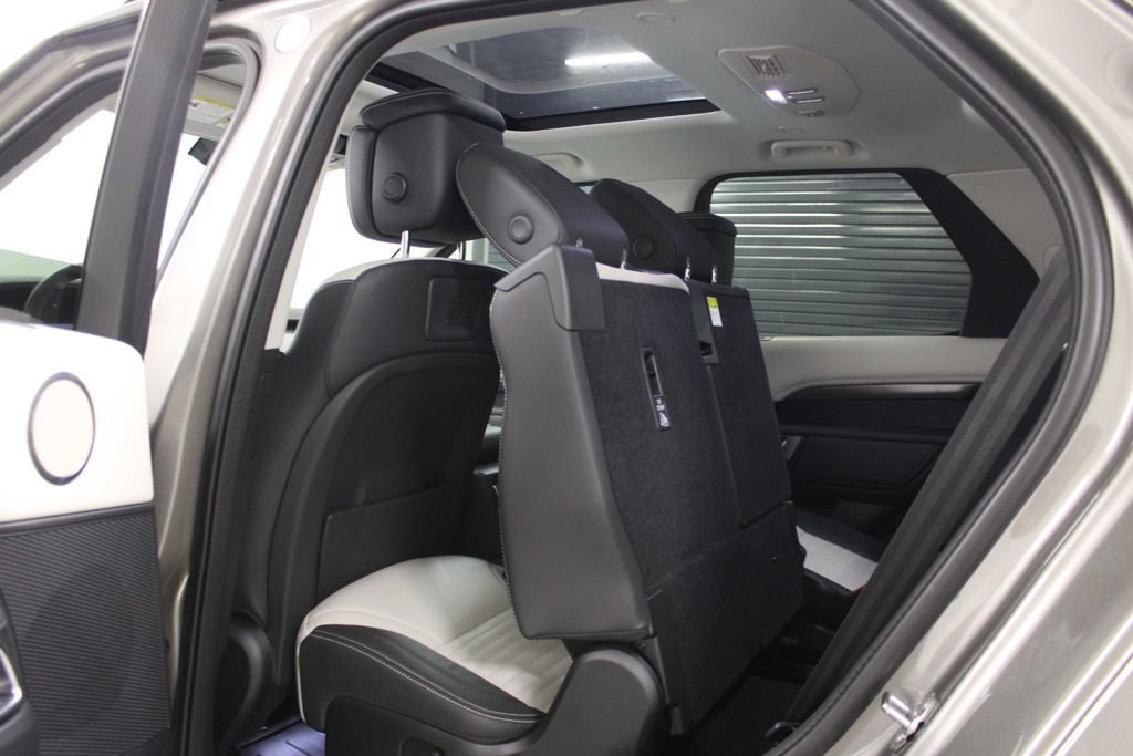Used 2025 Land Rover Discovery Metropolitan Edition AWD/4WD image 39