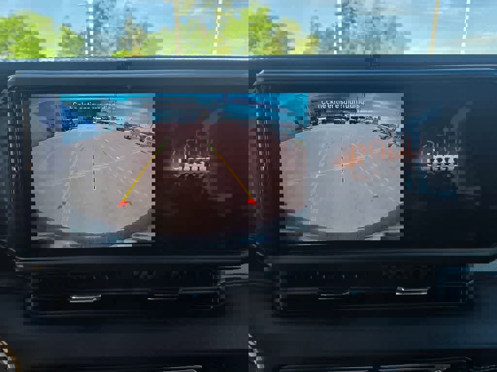 Used 2025 Jeep Wrangler Sahara image 12