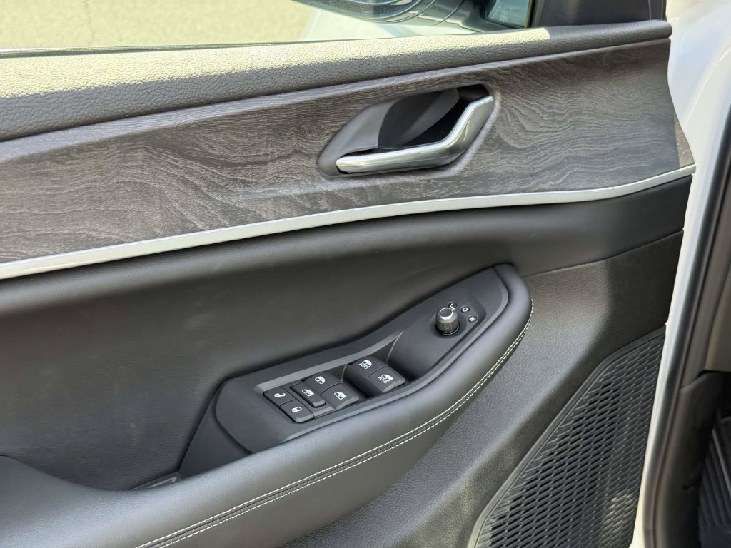 New 2027 Jeep Grand Cherokee Altitude AWD/4WD image 32