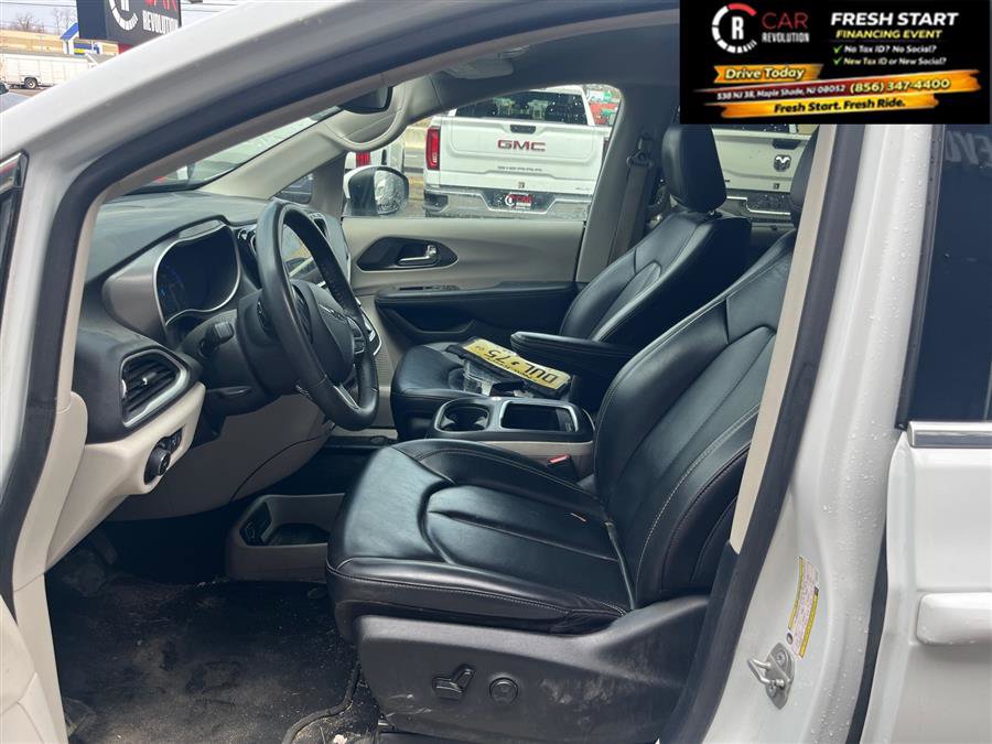 Used 2023 Chrysler Pacifica Touring-L FWD image 13