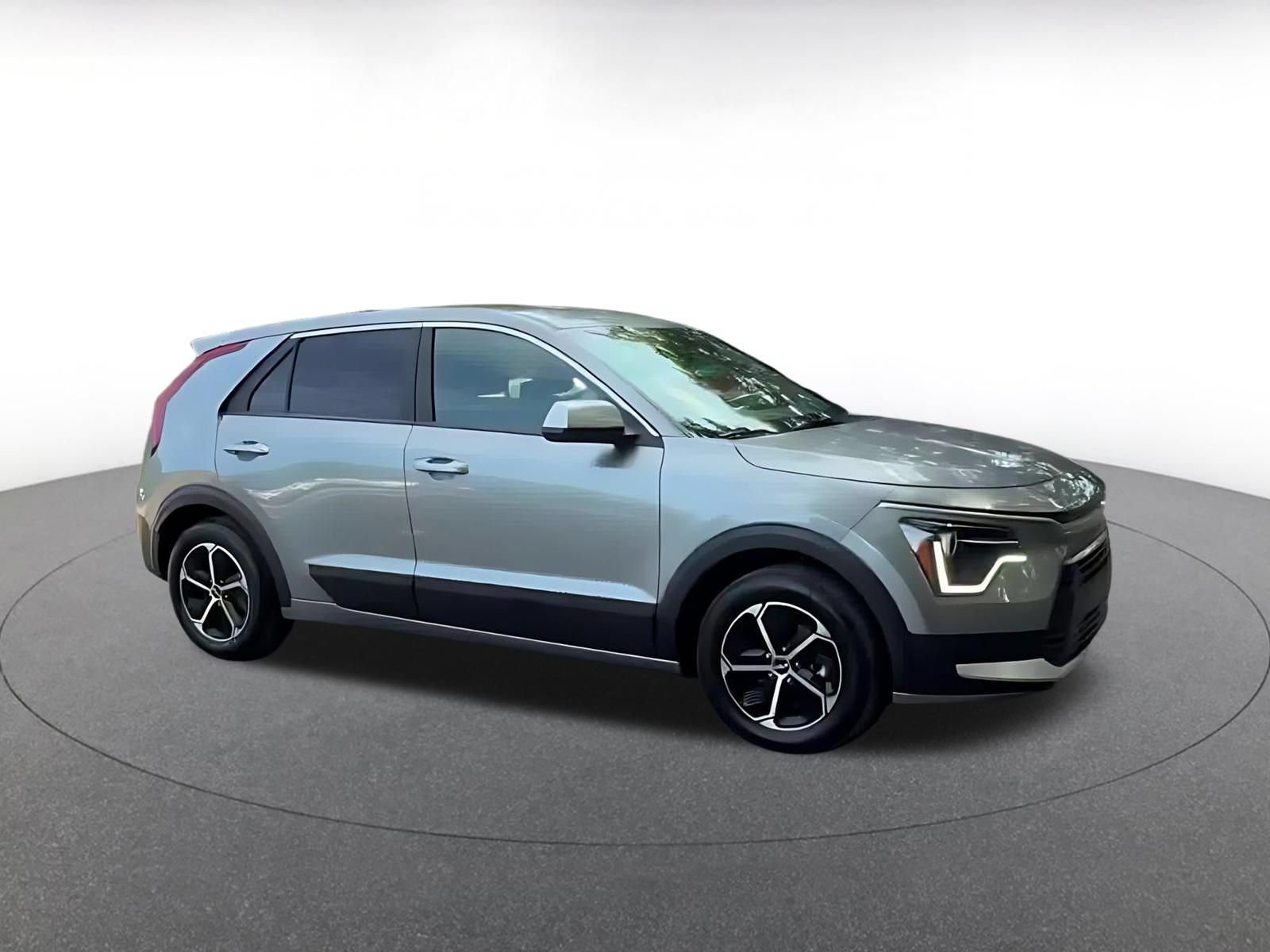 Used 2026 Kia Niro LX FWD image 2