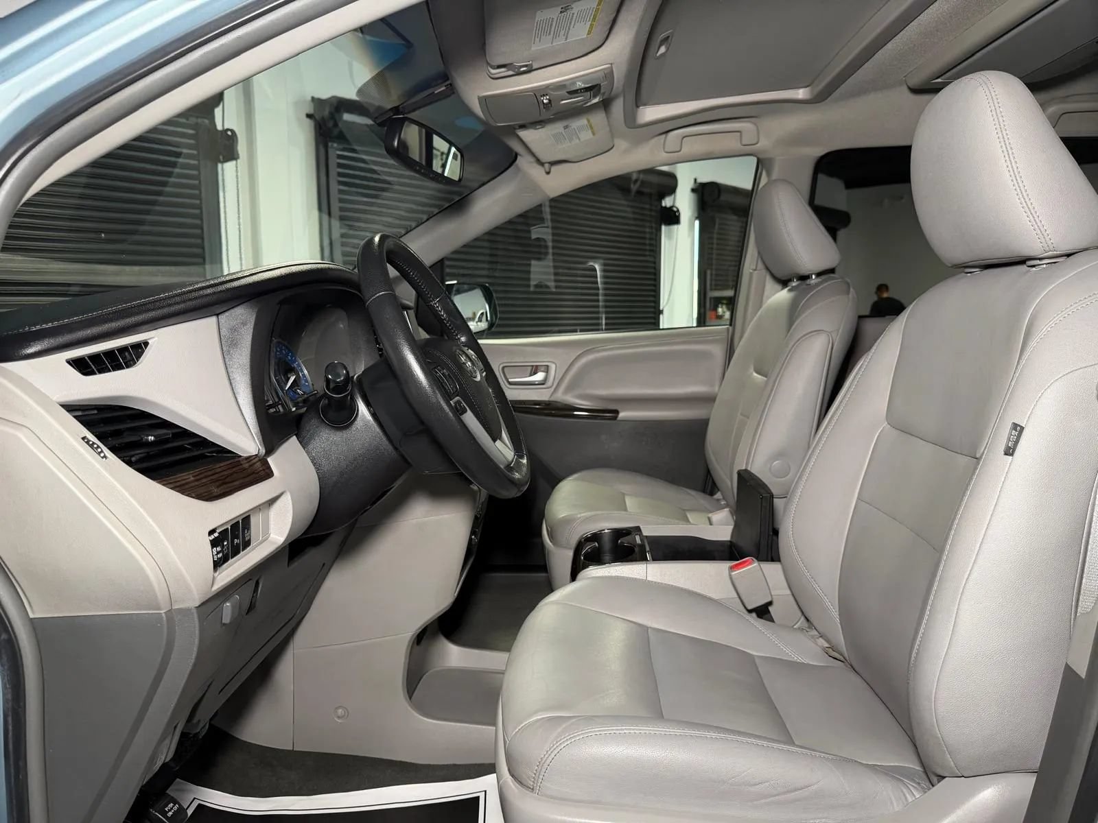 Used 2015 Toyota Sienna XLE Premium FWD image 23