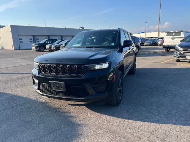 Used 2023 Jeep Grand Cherokee Altitude AWD/4WD image 1