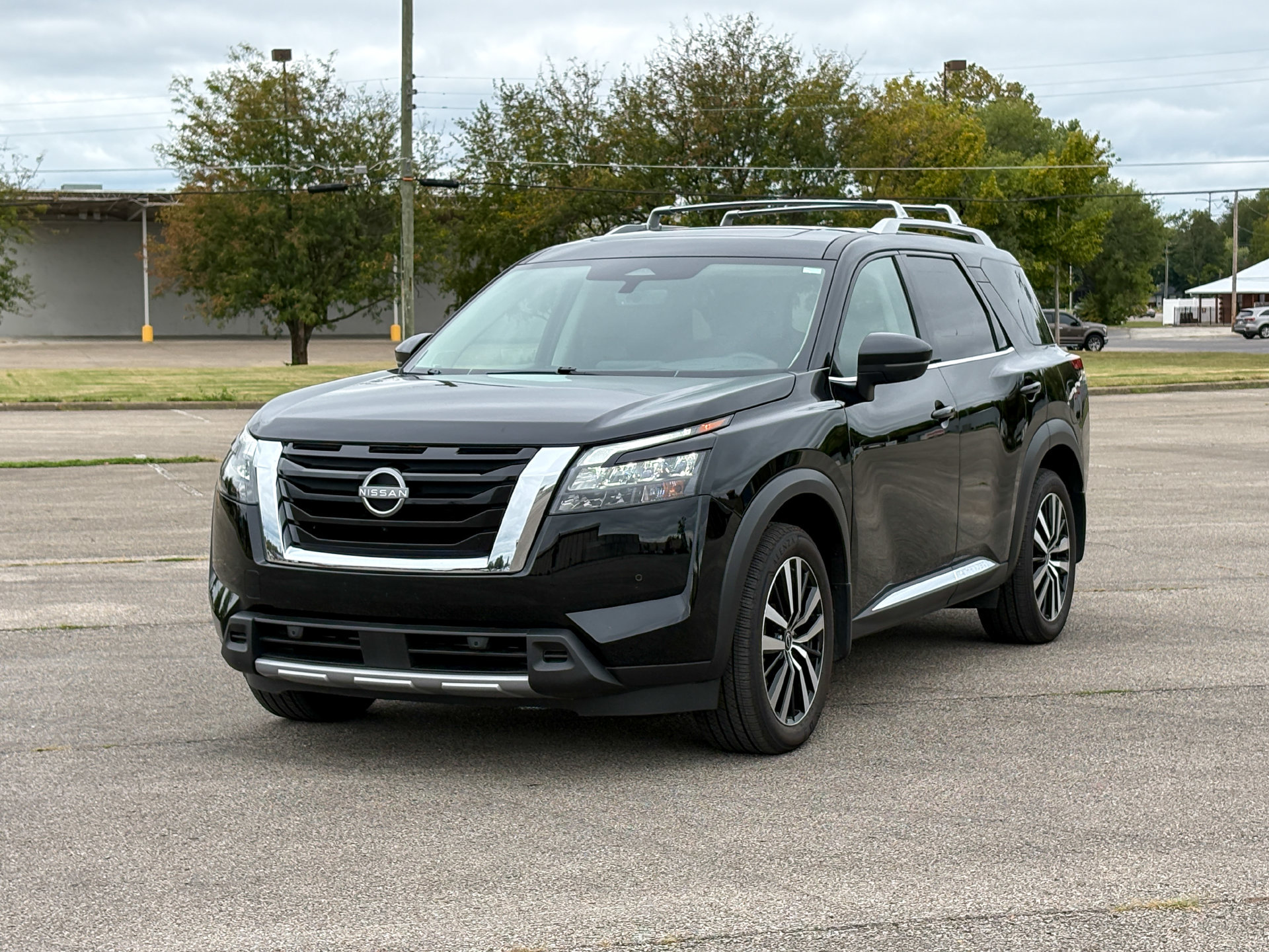 Used 2025 Nissan Pathfinder Platinum FWD image 4
