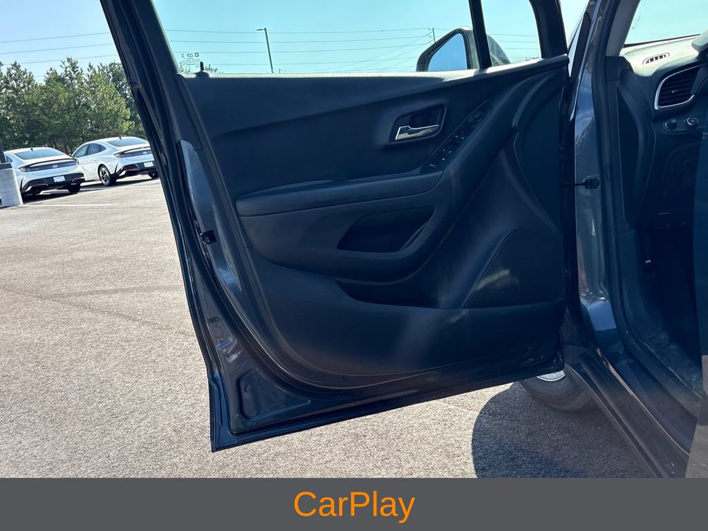 Used 2022 Chevrolet Trax LT w/ LT Convenience Package AWD/4WD image 3