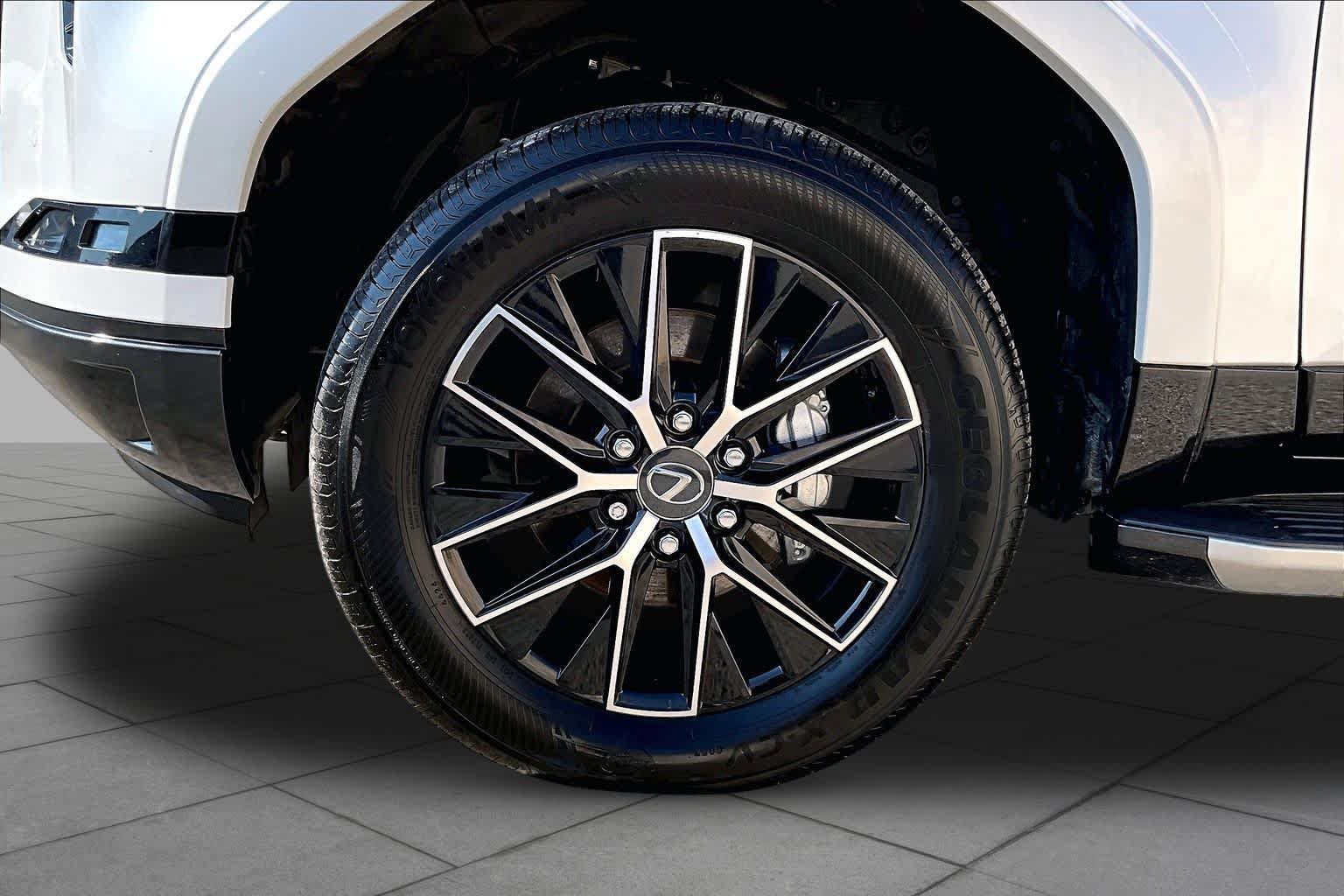 Used 2025 Lexus GX 550 w/ Accessory Package (2T) AWD/4WD image 13
