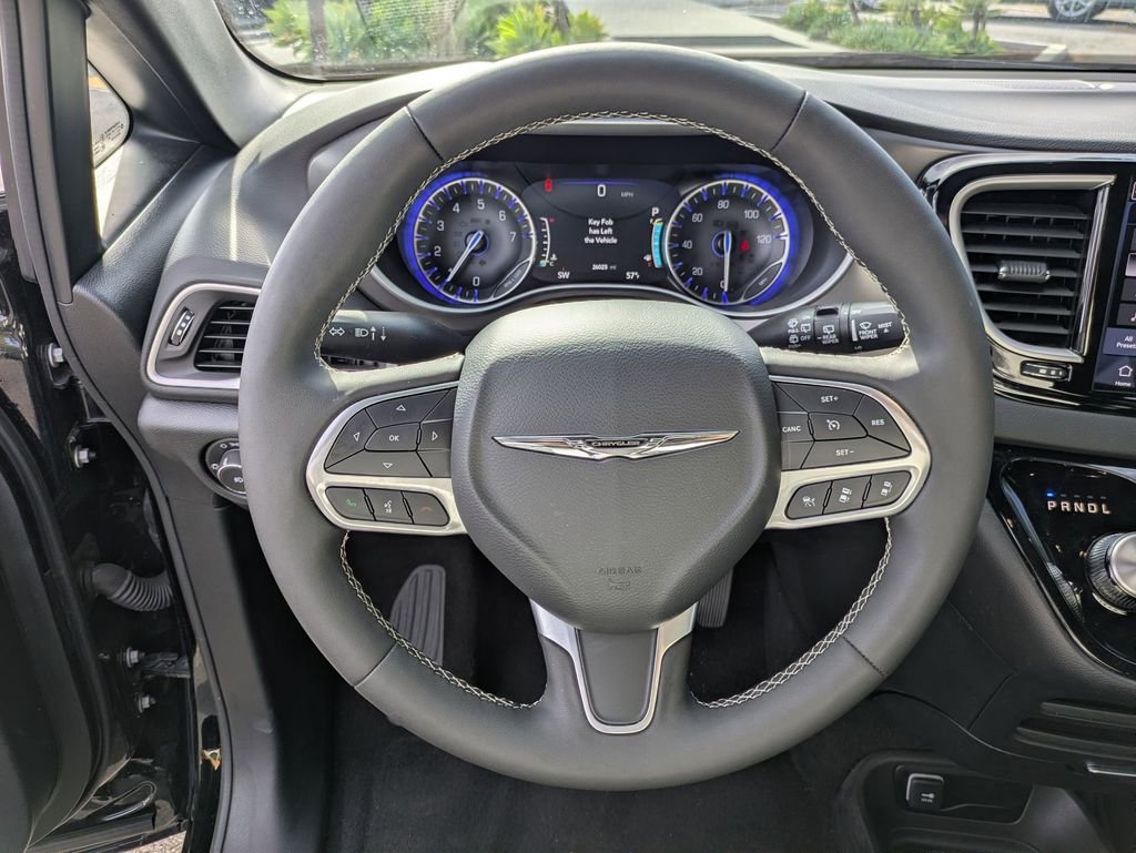 Used 2025 Chrysler Pacifica Select image 18