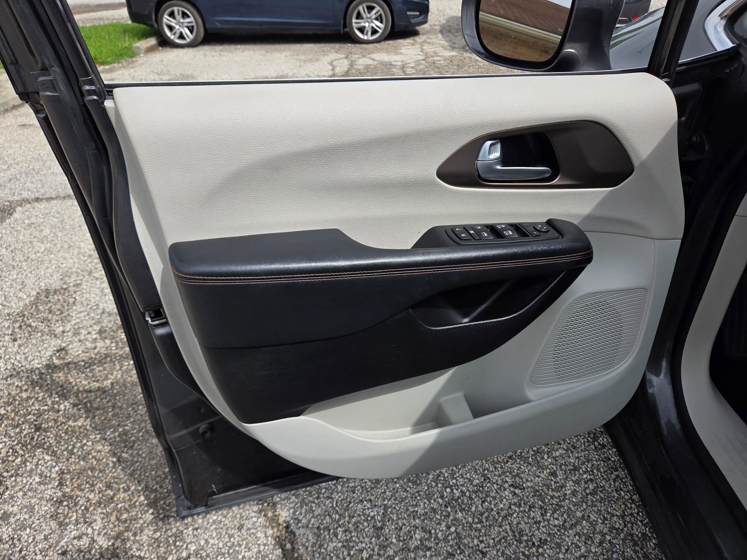 Used 2017 Chrysler Pacifica Touring-L FWD image 16