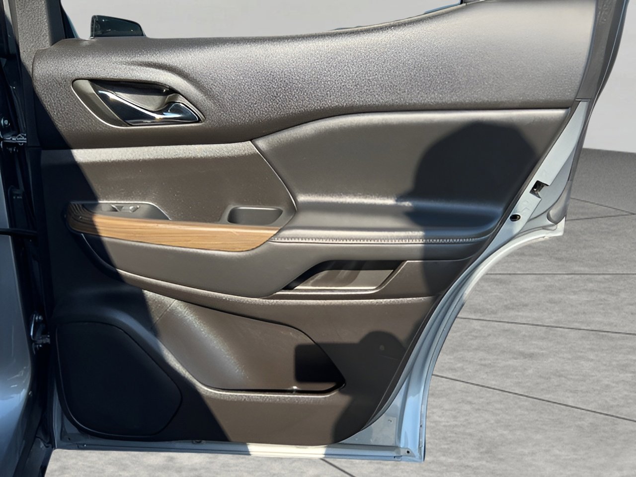 Used 2023 GMC Acadia SLE w/ Driver Convenience Package image 33